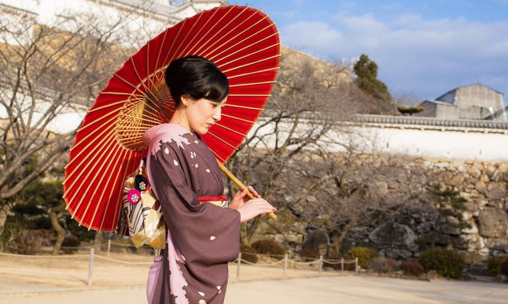 着物姿の綺麗な女の人